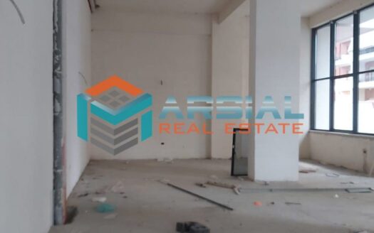 Shitet 48m2 dyqan perballe Spitalit Amerikan 3