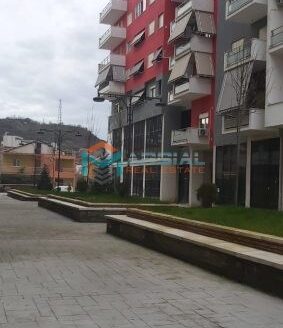 Shitet 60m2 dyqan perballe Spitalit Amerikan 3