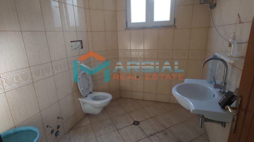 tualeti Vile me Qira, Qender Tirane