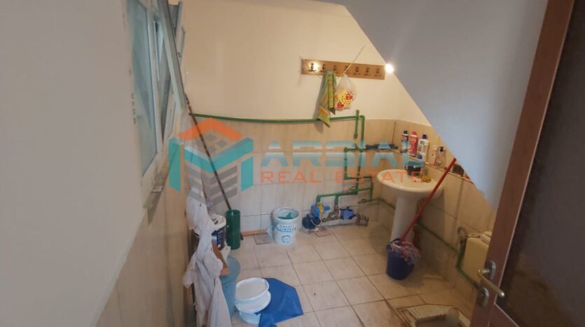 Tualeti 1 Vile me Qira, Qender Tirane