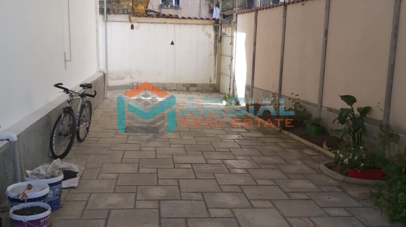 Vile me Qira, Qender Tirane