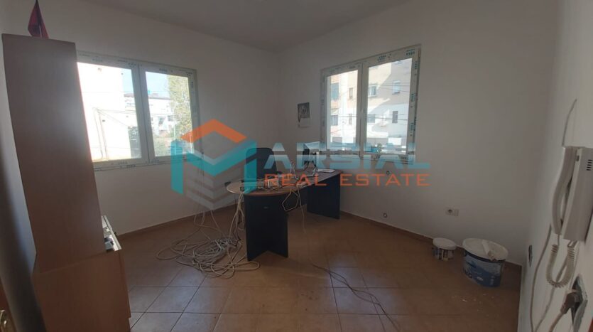 Dhoma 6 Vile me Qira, Qender Tirane