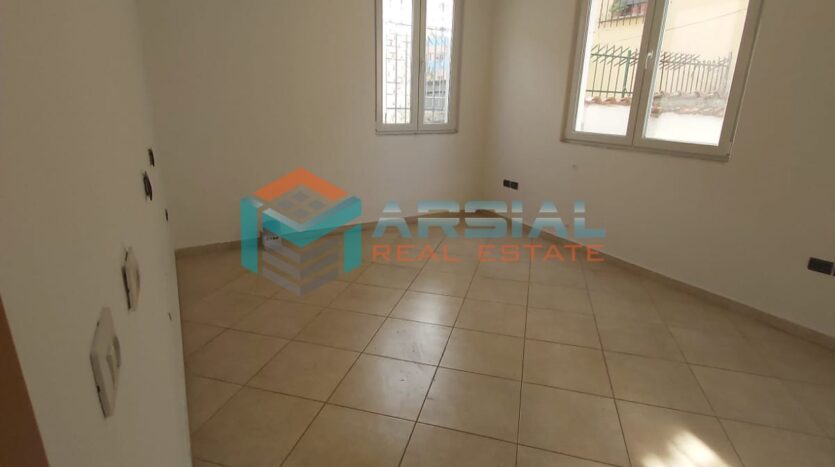 Dhoma 4 Vile me Qira, Qender Tirane