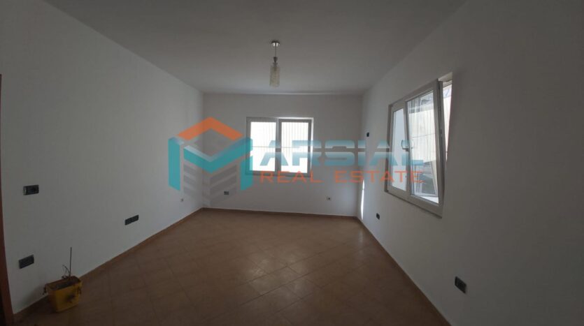 dhoma 1 Vile me Qira, Qender Tirane