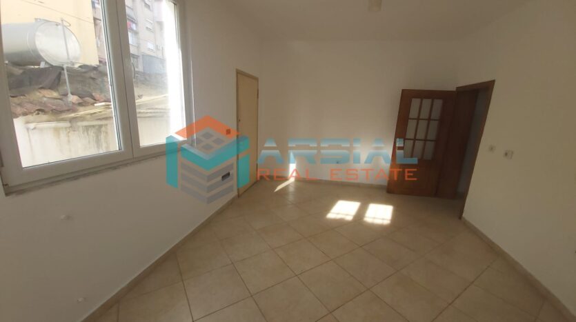 Dhoma 3 Vile me Qira, Qender Tirane