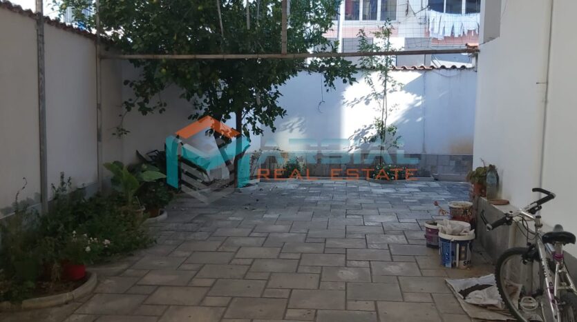 Oborri - Vile me Qira, Qender Tirane