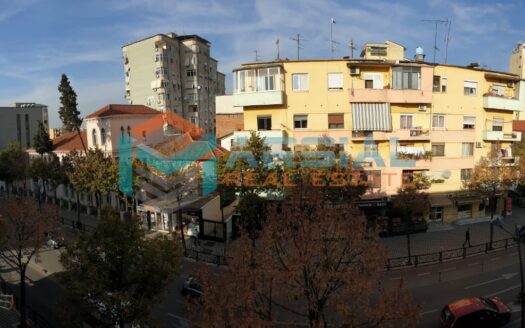 Jepet me qira Apartament 2+1 ne Qender te Tiranes per 450euro/muaj